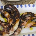 Para preparar este delicioso plato solo hay que cocer el pulpo durante 20 minutos y despu&eacute;s ponerlo a la brasa, 10 minutos por cada lado. Puedes ver los ingredientes que te hacen falta aqu&iacute;.