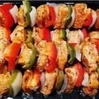 Estas brochetas con pollo y verduras son sencill&iacute;simas de hacer y muy saludables. Siguiendo estos cuatro pasos las tendr&aacute;s listas en cuesti&oacute;n de minutos.