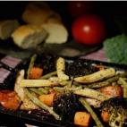 Esta receta se prepara al horno y est&aacute; lista en algo m&aacute;s de una hora. Hacen falta jud&iacute;as verdes, berenjenas, tomates, zanahorias, br&oacute;coli, mazorcas de ma&iacute;z y otros cuatro ingredientes que puedes consultar aqu&i...