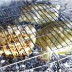 Esta receta ideal para las barbacoas de verano solo necesita aceite y sal para aderezar los rodaballos, ajo y vinagre para la salsa y, si te gusta el picante, guindilla. Cons&uacute;ltala en Cookpad.