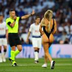 MADRID, SPAIN - JUNE 01: A streaker enters the pitch during the UEFA Champions League Final between Tottenham Hotspur and Liverpool at Estadio Wanda Metropolitano on June 01, 2019 in Madrid, Spain. (Photo by Chris Brunskill/Fantasista/Getty Images)