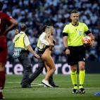 MADRID, SPAIN - JUNE 1: Women streaker during the UEFA Champions League match between Tottenham Hotspur v Liverpool at the Wanda Metropolitano on June 1, 2019 in Madrid Spain (Photo by Erwin Spek/Soccrates/Getty Images)