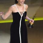 Tener el título de Pretty Woman no es moco de pavo y aquí la prueba. En 2001, año en el que ganó el Oscar por su papel en Erin Brockovich, la Sonrisa de América se coló en la lista de las mejor vestidas de la noche gracias a este Valentino.