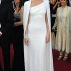 Encandiló a todos con este vestido y capa de Tom Ford que lució en 2012. Porque se puede ir de blanco impoluto sin caer en el efecto novia frustrada…