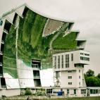 Este curioso edificio en la Cerdanya francesa está diseñado para autoabastecerse de energía solar, ya que toda la fachada principal está compuesta por placas solares. El centro pretende educar a los visitantes sobre los usos de la energía s...