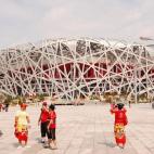 Este famoso estadio, construido para los Juegos Olímpicos de Pekín 2008, es también conocido como el nido de pájaro, debido a la red de acero que recubre el exterior, asemejándose a un nido. Con sus 110.000 toneladas de este material, el es...
