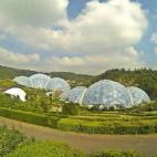 En Cornualles, al sur de Inglaterra, se encuentra el Proyecto Edén, también conocido como el invernadero más grande del mundo. Se encuentra abierto al público y en él se ofrecen cursos, paseos y actividades, a modo de parque temático Este ...