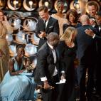 El equipo de '12 años de esclavitud' celebrando el premio a la mejor película en el escenario.