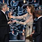 Alfonso Cuarón (mejor director) junto a Angelina Jolie y Sidney Poitier.