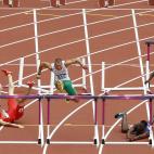 El chino Liu Xiang, segundo de izquierda a derecha, cae a la par que el húngaro Balazs Baji, el polaco Artur Noga el competidor de Barbados Shane Brathwaite y el senegalés Moussa Dembele reaccionan durante la carrera de 110 metros el pasado ma...