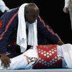 El dolor, la desesperación y el llanto no dejaban hablar al dominicano Gabriel Mercedes, luego de perder su combate de los 58 kilos ante el yemení Tameem al-Kubati.