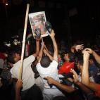 Manifestantes palestinos golpean con zapatillas la foto del jefe del Ejército egipcio, el general Abdel Fattah al-Sisi, durante una marcha en favor del depuesto presidente Morsi en la parte sur de la franja de Gaza.