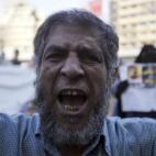 Un simpatizante de los Hermanos Musulmanes grita en contra del Ejército y el Ministerio del Interior durante las protestas en la mezquita Al Istkama en la plaza de Giza, al sur de El Cairo.