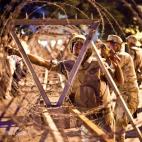 Varios soldados retiran la alambrada que rodeaba la Corte Suprema Constitucional de Egipto durante las protestas del día de la ira.