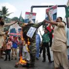 Manifestantes a favor de Morsi queman un muñeco a imagen y semejanza del general egipcio Abdel Fattah al-Sisi durante una marcha en Karachi, Pakistán.