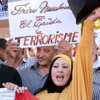 Una marcha en Paris a favor del Ejército egipcio y en contra de Morsi y su gobierno, con pancartas que equiparan a los Hermanos Musulmanes con Al Qaeda y el terrorismo.