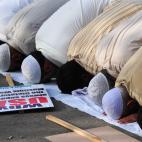 Activistas de la rama estudiantil del partido islámico pakistaní Jamaat-e-Islami ofrecen sus rezos durante una protesta en Islamabad, Pakistán.