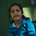 Cuando apenas empezaba a caminar, Abdel salió con su familia de Damasco huyendo de las bombas y los francotiradores. Ha atravesado países como Libia, Argelia y Marruecos. Sus padres eligieron la ruta de la frontera sur, más larga y muy dura, ...