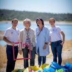 De izquierda a derecha: &Oacute;scar Mart&iacute;nez, CEO de Ecoembes; la Reina Sof&iacute;a; Asunci&oacute;n Ruiz Guijosa, directora de SEO BirdLife; y Nieves Rey, directora de comunicaci&oacute;n de Ecoembes.