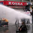 En Estambul, las marchas por el Primero de Mayo también han derivado en disturbios y enfrentamientos entre la policía y los manifestantes.
