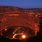 Y del frío glaciar... Al ardiente volcán. Al noreste de Etiopía, en una difícil e inaccesible zona del Cuerno de África, se encuentra este espectacular volcán vivo de más de 600 metros de altura, emitiendo luz y calor desde las mismísima...