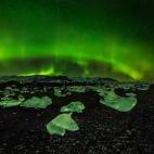 Este enorme lago glaciar es, con toda seguridad, una de las maravillas naturales más sorprendentes del mundo. En sus aguas flotan pequeños icebergs, entre los cuales se asoman las focas, contemplando una gran playa de arena negra repleta de bl...