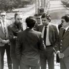 Fidel Castro, durante su visita a España en febrero de 1984, junto al entonces presidente Felipe González. De espaldas, en primer plano, Alfonso Guerra, que era el vicepresidente.