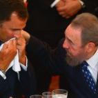 Felipe de Borbón y Fidel Castro, durante la cena de gala que Nicanor Duarte, recientemente nombrado presidente de Paraguay, dio en agosto de 2003 en Asunción.