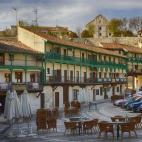 Su lugar más popular y en torno a la cual se desarrolla la gran actividad del municipio es la Plaza Mayor. Esta es sin duda, un referente en su campo, con un inequívoco estilo medieval, con arquitectura irregular y balcones de madera y galerí...