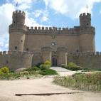 Cuando se habla de Manzanares El Real es inevitable no citar su monumento más conocido: el Castillo de los Mendoza. Ésta es, sin lugar a dudas, una de las fortificaciones mejor conservadas de la geografía española y un ejemplo de las arquite...