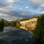 La Muralla, que se intuye desde la distancia, es su elemento más distintivo. Declarada Monumento Nacional, cuenta con más de 1.000 años de antigüedad. Pero esta construcción de origen musulmán no es su único aliciente: el municipio cuent...
