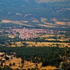 Su gran reclamo son los extensos espacios naturales que ofrece, ya que el municipio está abrazado por el Parque Natural de Peñalara y el Arboreto Giner de los Ríos. Entre sus construcciones más representativas destacan el monasterio del Paul...