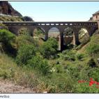 Este municipio no destaca por ningún monumento en particular, sino por su encanto general, al ser uno de los grandes exponentes de la Arquitectura Negra. No más de 100 habitantes residen en Patones de Arriba, donde abundan las casitas construi...