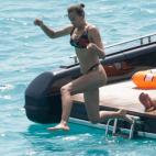 La modelo y expareja de Bradley Cooper pas&oacute; unos d&iacute;as en Ibiza junto a su hija Lea. Durante su estancia, adem&aacute;s de ser pillada por los paparazzi de lo m&aacute;s natural y sin Photoshop, se relaj&oacute; ...