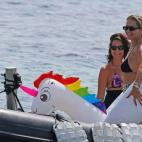 Al igual que Blunt, la cantante Rita Ora opt&oacute; por alquilar un barco y viajar entre Ibiza y Formentera, aunque tambi&eacute;n se dej&oacute; ver por las calles del centro de Ibiza. En su aventura mar&iacute;tima no dud&oacute; en lanzarse ...