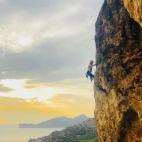 El cantante de 30 seconds to Mars es otro de los muchos rostros conocidos que ha disfrutado del sol de Ibiza. Igual que ha hecho Bloom, Leto tambi&eacute;n combin&oacute; la playa con el deporte y aprovech&oacute; para hacer escalada.E...