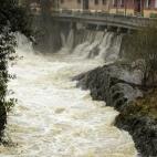 Caudal del río Cadagua a su paso por el municipio vizcaíno de Alonsotegi (Bizkaia). El Gobierno vasco ha activado la alerta amarilla por posibles inundaciones debido a las fuertes lluvias caídas en el País Vasco.