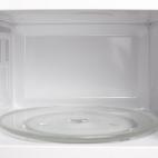 Es muy habitual que se manche el microondas con gotas que saltan al calentar los alimentos. Limpiar las paredes tiene que hacerse mano, pero con los platos giratorios se puede jugar la baza del lavavajillas. &ldquo;Normalmente son suficientement...