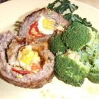 Con pimiento rojo y huevo cocido en su interior. Se puede acompañar con verduras para que sea una comida completa. Consulta la receta completa en CookPad.