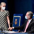 Gesto de cari&ntilde;o del rey a la heredera, de padre a hija