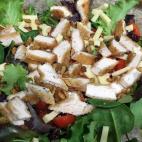 Una manera de reciclar las sobras de filetes. Con una bolsa de ensalada, tomates cherry, queso en cuadraditos y semillas tendrás una ensalada fantástica en minutos. Consulta la receta completa en CookPad.