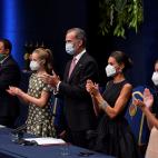 La familia real y el presidente del Principado de Asturias, Adri&aacute;n Barb&oacute;n, en pie