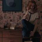 El blanco y el negro, colores del tablero, también están presentes.