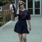 La protagonista apuesta por blusas y pañuelos a medida que su confianza crece.