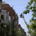 Los bomberos trabajan para apuntalar el bloque.
