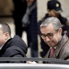 Diego Torres (d), exsocio de Iñaki Urdangarin, llega, acompañado de su abogado, Manuel González Peeters, a la Audiencia de Palma donde se celebra hoy la vista para decidir sobre la petición de medidas cautelares contra ambos, después de que...