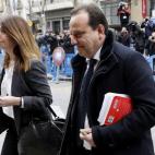El fiscal Anticorrupción Pedro Horrach, acompañado por Ana Lamas, a su llegada a la Audiencia de Palma donde pedirá al tribunal que imponga medidas cautelares a Iñaki Urdangarin tras su condena a 6 años y 3 meses de prisión, y a su exsocio...