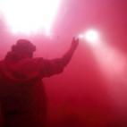 Un hombre cubierto de polvo de color rojo gesticula en el templo de Radha Rani durante la celebración del festival hindú de Holi, en Mathura, en la India, el pasado viernes 27 de febrero de 2015.