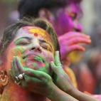 Estudiantes de la Universidad de Rabindra Bharati participan en la tradicional fiesta hindú de Holi en Calcuta, en la India, el lunes 2 de marzo de 2015.