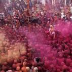 Un grupo de hombres de Nandgaon lanzan polvo de colores, el pasado 28 de febrero.